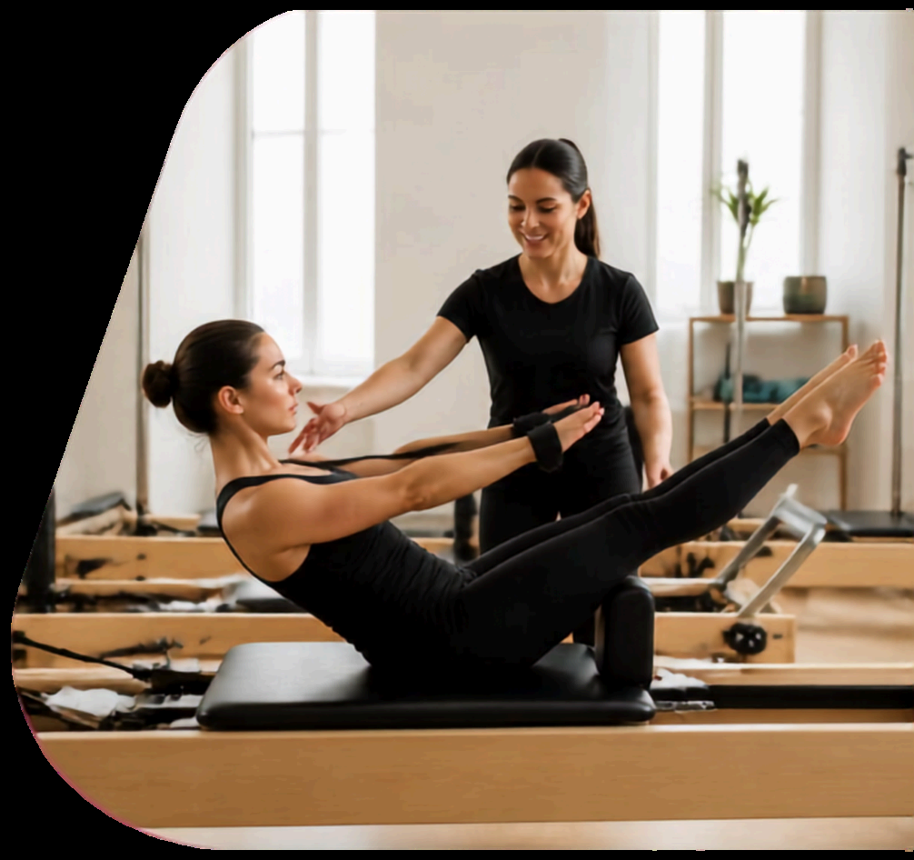 Aula de Pilates em aparelho reformer com acompanhamento profissional