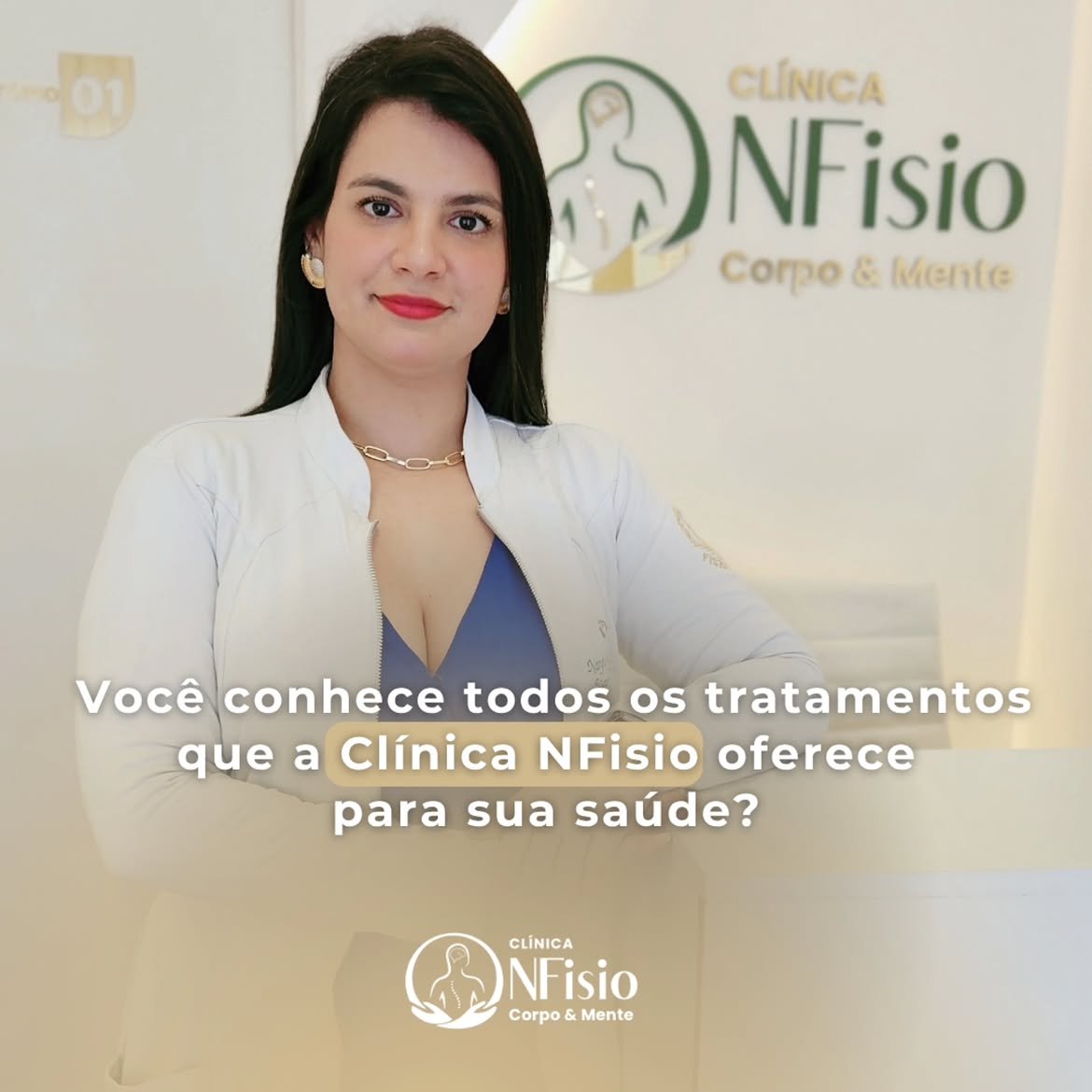 Fisioterapeuta da Clínica NFisio Corpo & Mente na recepção da clínica